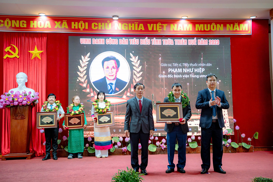 Vinh danh 10 công dân tiêu biểu tỉnh Thừa Thiên Huế