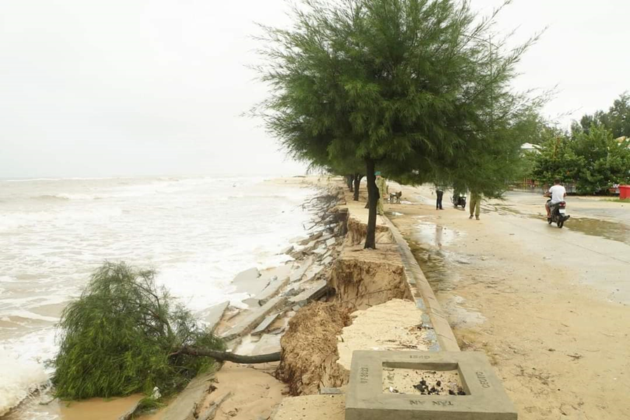 Khẩn cấp xử lý sạt lở bờ biển tại xã Phú Thuận (Thừa Thiên Huế)