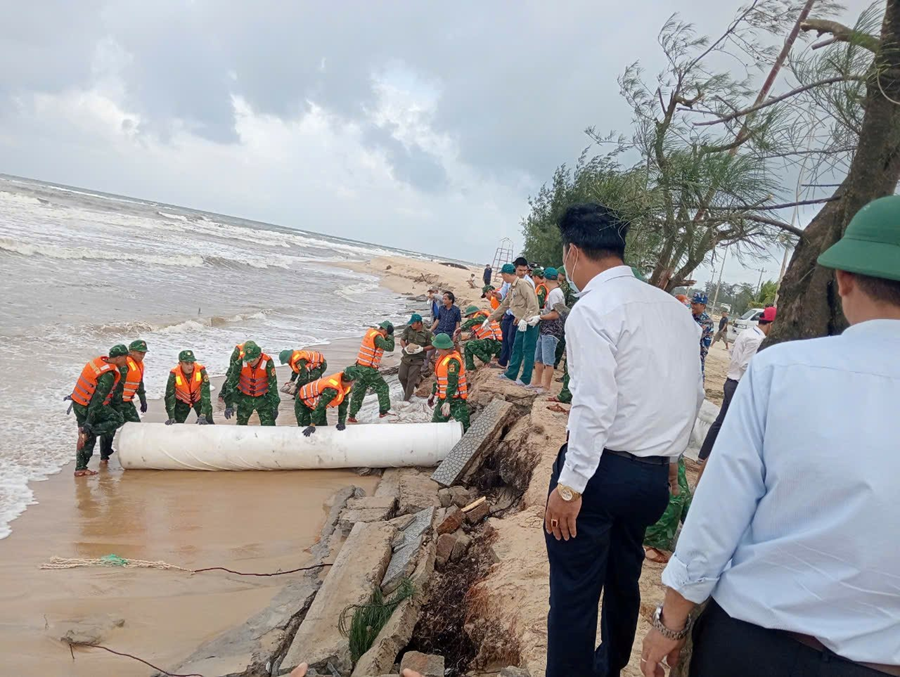 Khẩn cấp xử lý sạt lở bờ biển tại xã Phú Thuận (Thừa Thiên Huế)