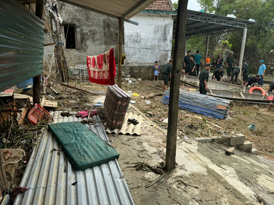 Tình quân dân nơi vùng lũ Quảng Bình