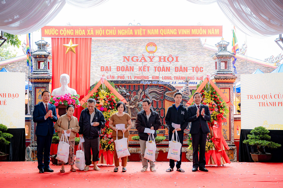 Ủy viên Bộ Chính trị Nguyễn Xuân Thắng dự Ngày hội đại đoàn kết toàn dân tộc ở Thừa Thiên Huế