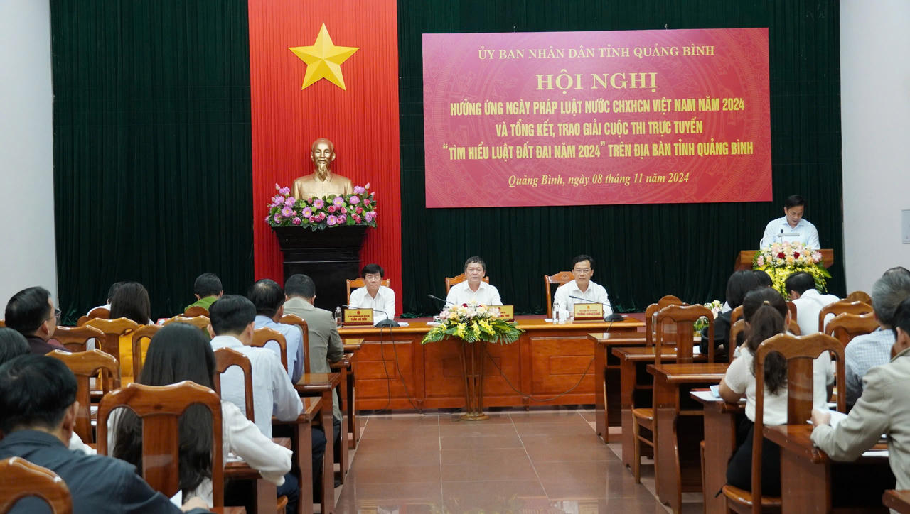 Lan tỏa Ngày Pháp luật Việt Nam và trao giải cuộc thi tìm hiểu Luật Đất đai tại Quảng Bình