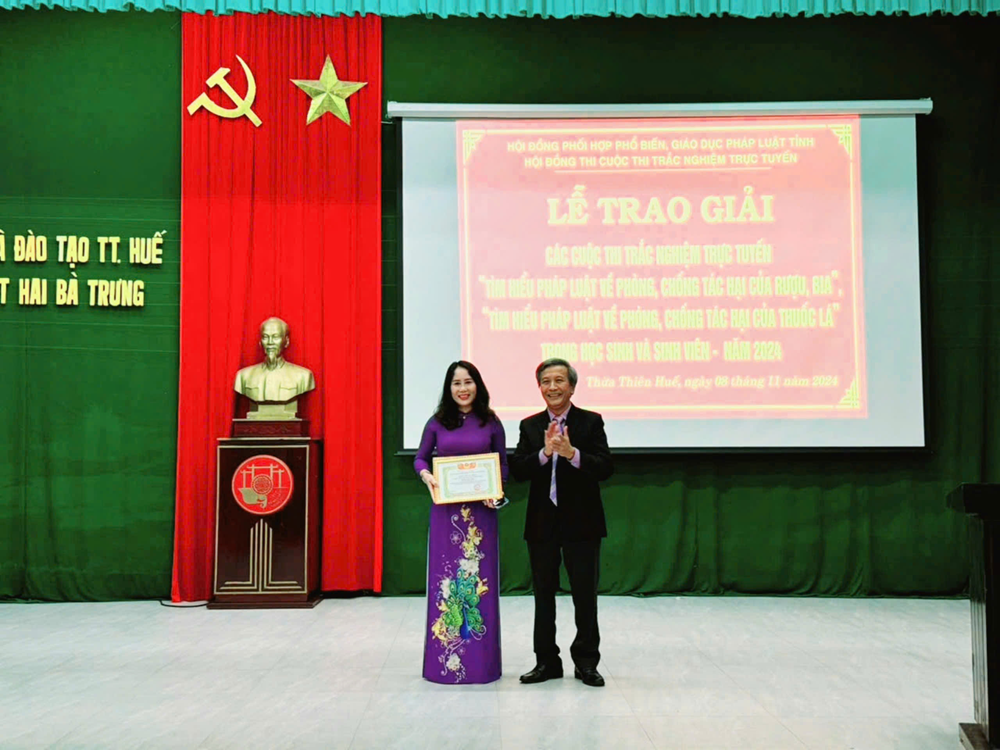 Trao giải cuộc thi trực tuyến tìm hiểu pháp luật cho học sinh, sinh viên tại Thừa Thiên Huế