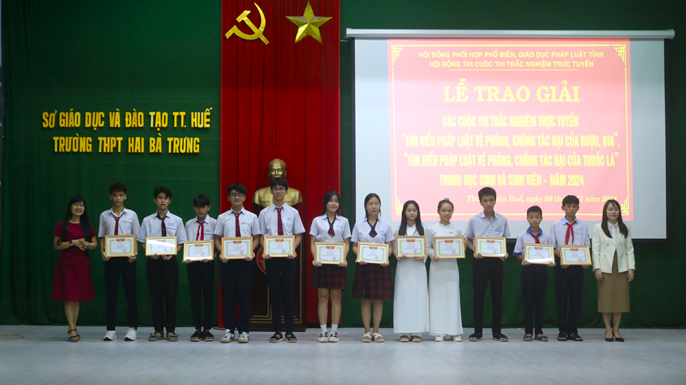 Trao giải cuộc thi trực tuyến tìm hiểu pháp luật cho học sinh, sinh viên tại Thừa Thiên Huế