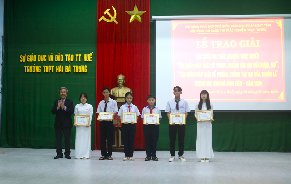 Trao giải cuộc thi trực tuyến tìm hiểu pháp luật cho học sinh, sinh viên tại Thừa Thiên Huế