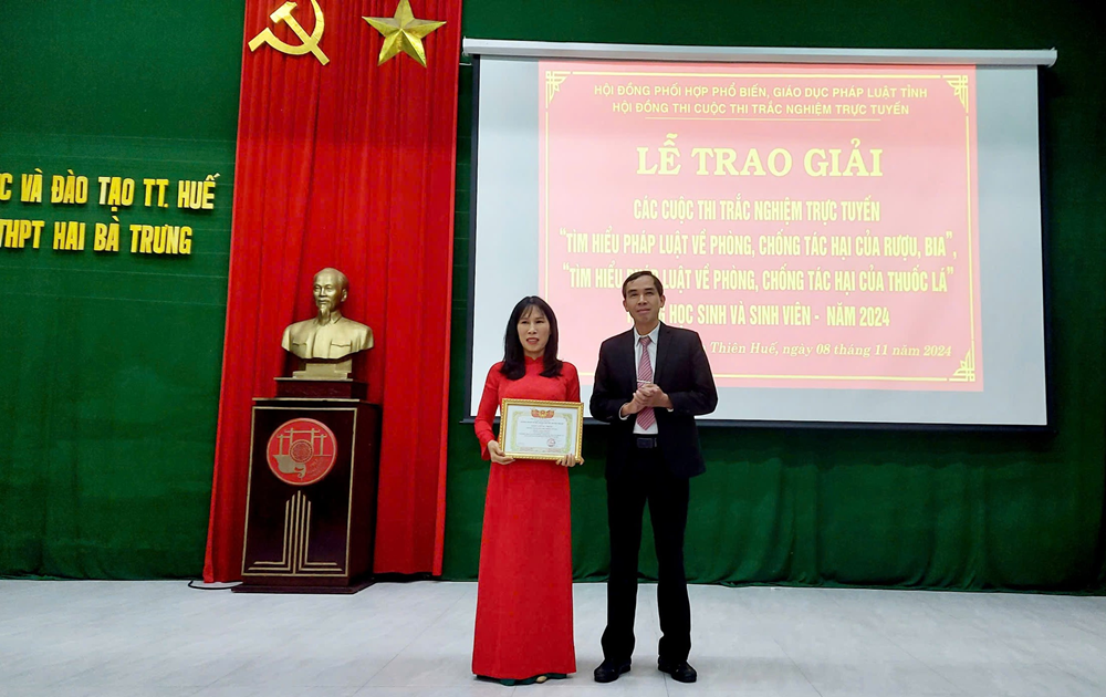 Trao giải cuộc thi trực tuyến tìm hiểu pháp luật cho học sinh, sinh viên tại Thừa Thiên Huế