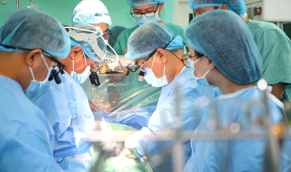 'Chạy đua với thời gian' cứu nam thanh niên suy tim giai đoạn cuối