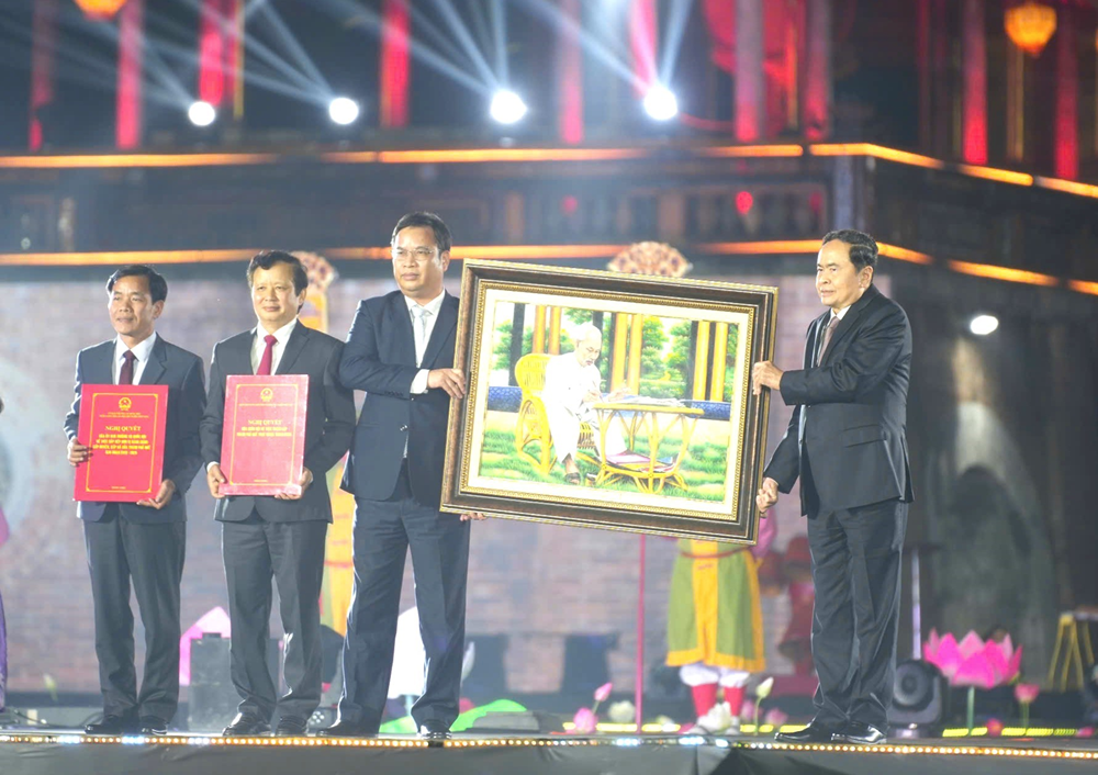 Chủ tịch Quốc hội Trần Thanh Mẫn dự lễ công bố Nghị quyết thành lập thành phố Huế trực thuộc Trung ương