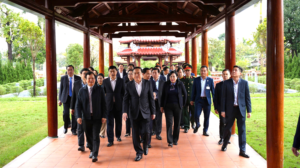 Chủ tịch Quốc hội Trần Thanh Mẫn dâng hương tưởng nhớ nguyên Chủ tịch nước, Đại tướng Lê Đức Anh và Đại tướng Nguyễn Chí Thanh