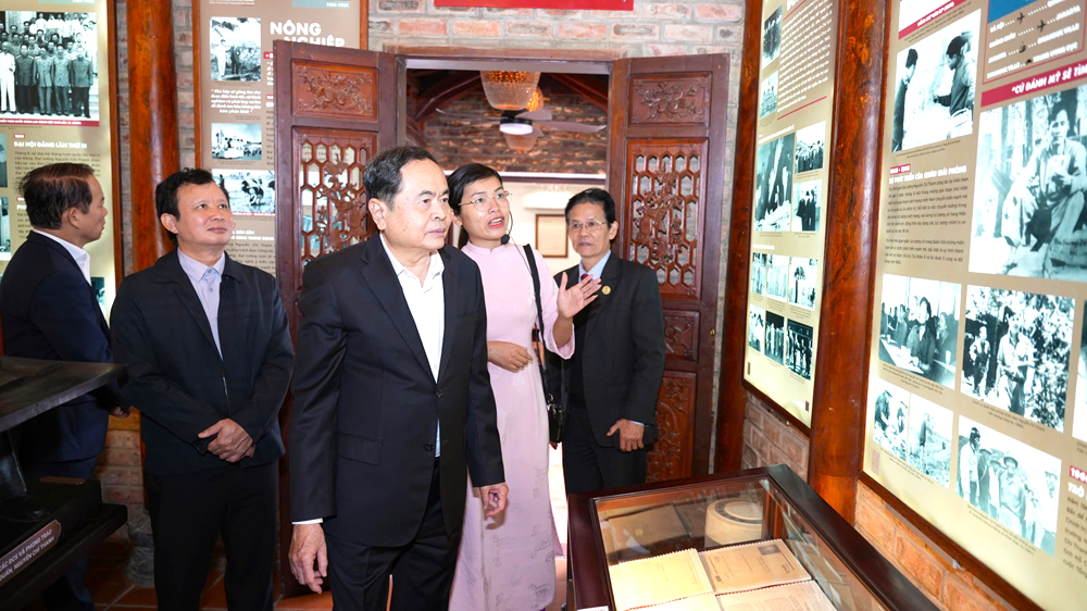 Chủ tịch Quốc hội Trần Thanh Mẫn dâng hương tưởng nhớ nguyên Chủ tịch nước, Đại tướng Lê Đức Anh và Đại tướng Nguyễn Chí Thanh