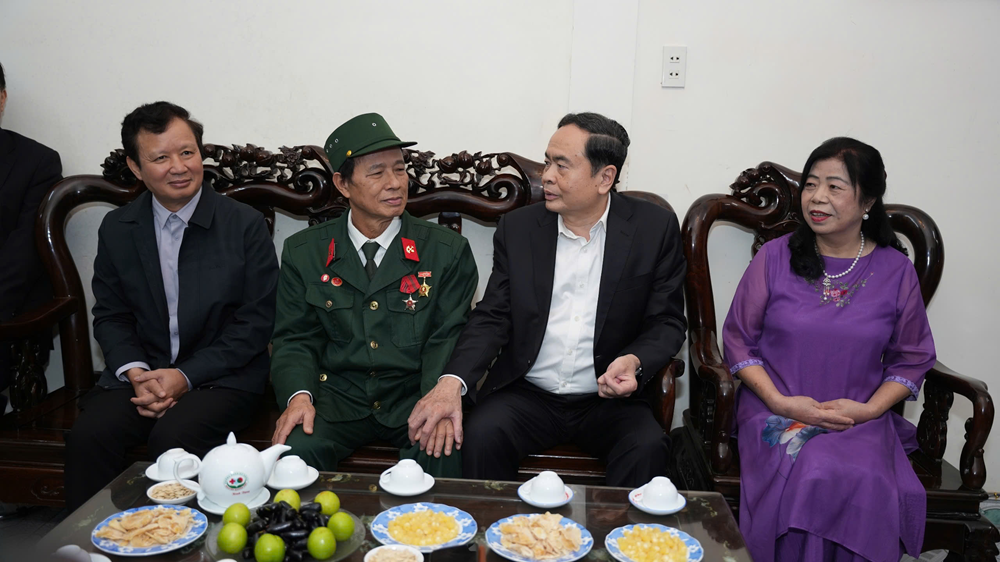 Chủ tịch Quốc hội Trần Thanh Mẫn dâng hương tưởng nhớ nguyên Chủ tịch nước, Đại tướng Lê Đức Anh và Đại tướng Nguyễn Chí Thanh