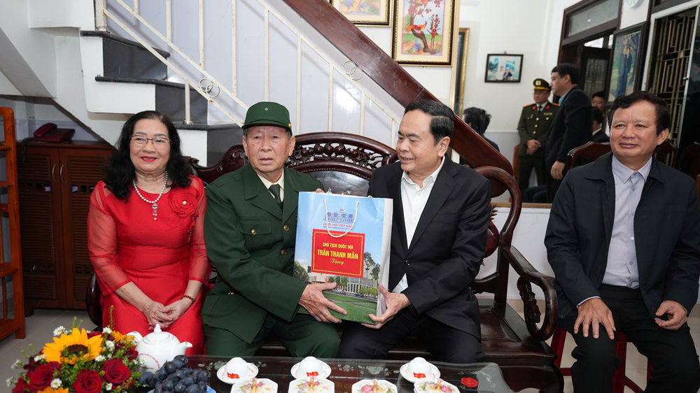 Chủ tịch Quốc hội Trần Thanh Mẫn dâng hương tưởng nhớ nguyên Chủ tịch nước, Đại tướng Lê Đức Anh và Đại tướng Nguyễn Chí Thanh