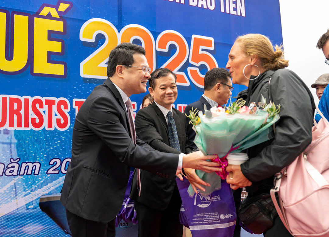 Đón chuyến tàu du lịch đầu tiên năm 2025 cập Cảng Chân Mây