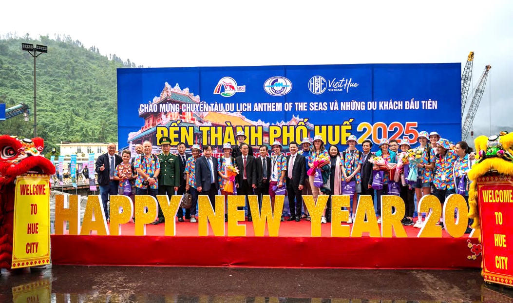 Đón chuyến tàu du lịch đầu tiên năm 2025 cập Cảng Chân Mây