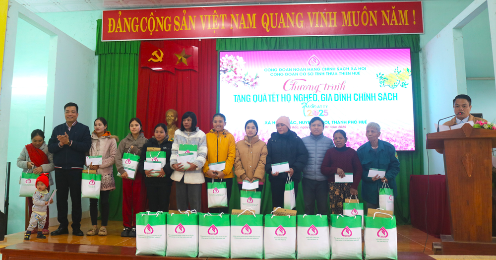 Ngân hàng chính sách xã hội tỉnh Thừa Thiên Huế mang tết ấm đến người dân miền núi