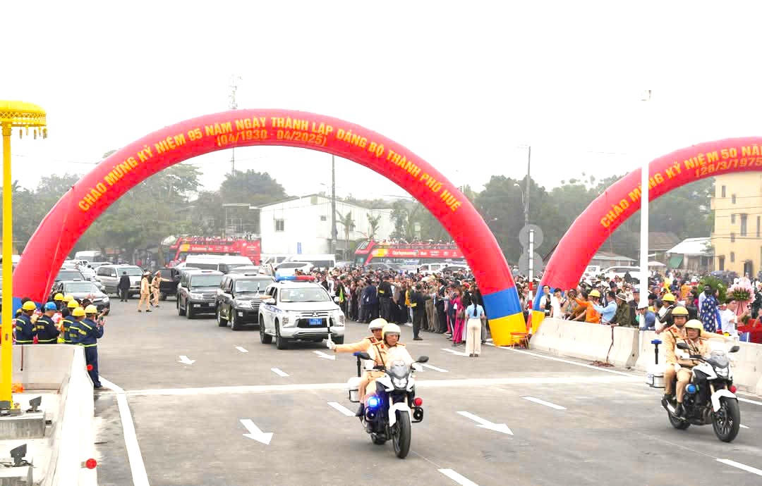 TP Huế: Chính thức thông xe kỹ thuật cầu Nguyễn Hoàng nối hai bờ sông Hương