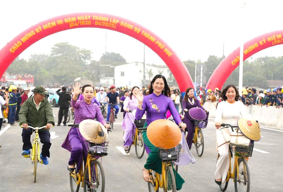 TP Huế: Chính thức thông xe kỹ thuật cầu Nguyễn Hoàng nối hai bờ sông Hương