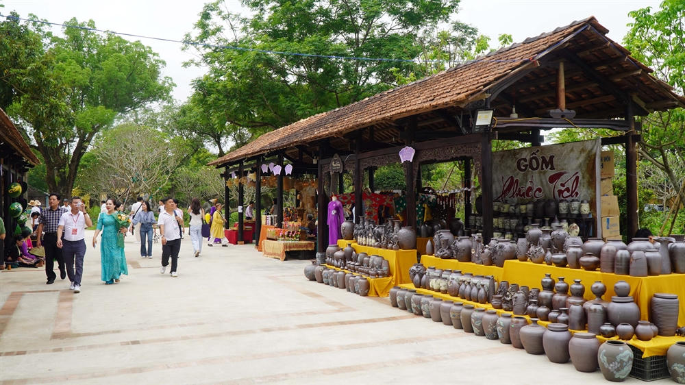 Cây kiểng, phong lan, đá cảnh ba miền hội tụ tại Đại nội Huế