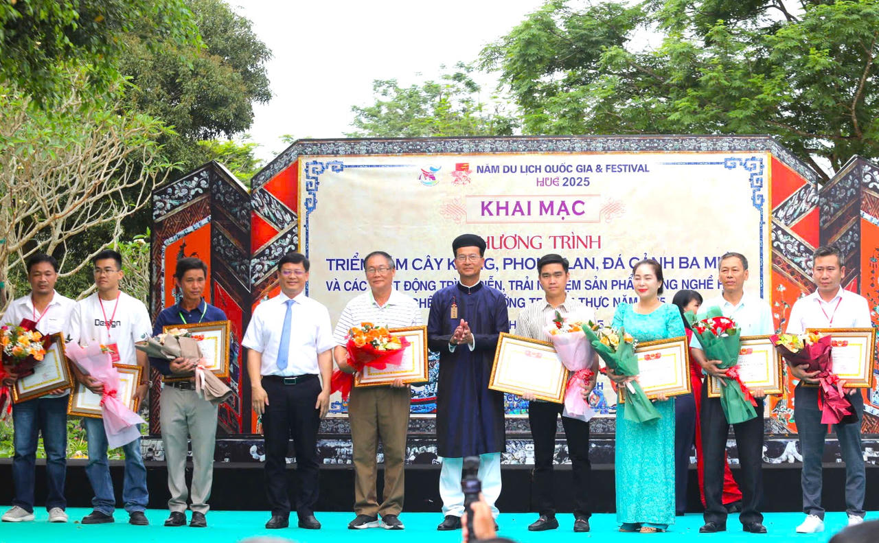 Cây kiểng, phong lan, đá cảnh ba miền hội tụ tại Đại nội Huế