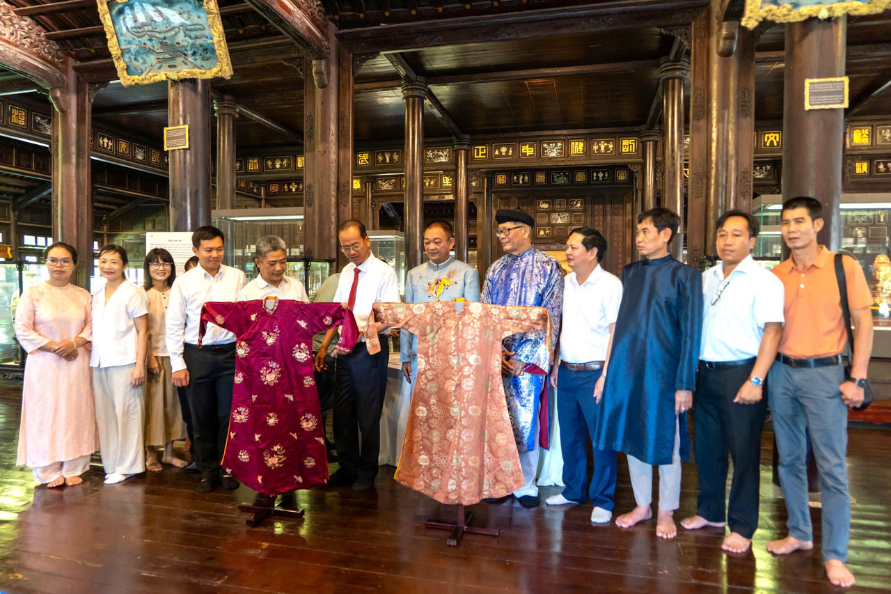 Tiếp nhận 2 chiếc áo dài của Hoàng thái hậu cuối cùng triều Nguyễn