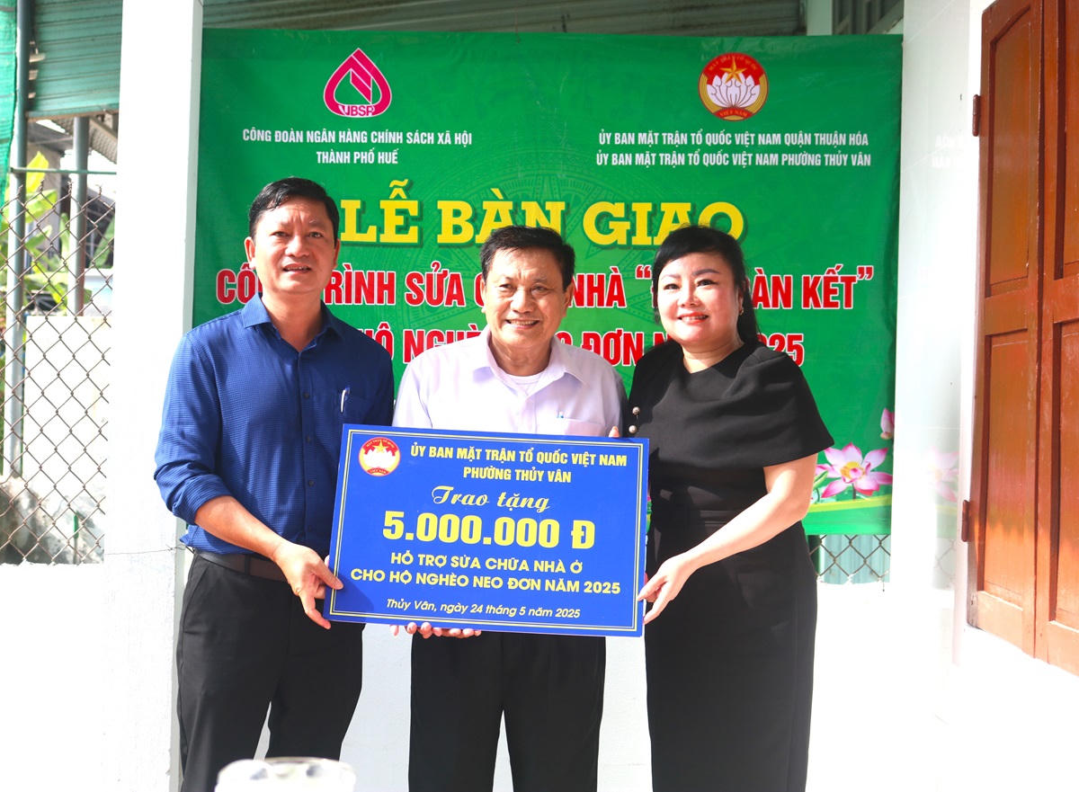 Bàn giao công trình sửa chữa nhà Đại đoàn kết cho hộ nghèo tại TP Huế