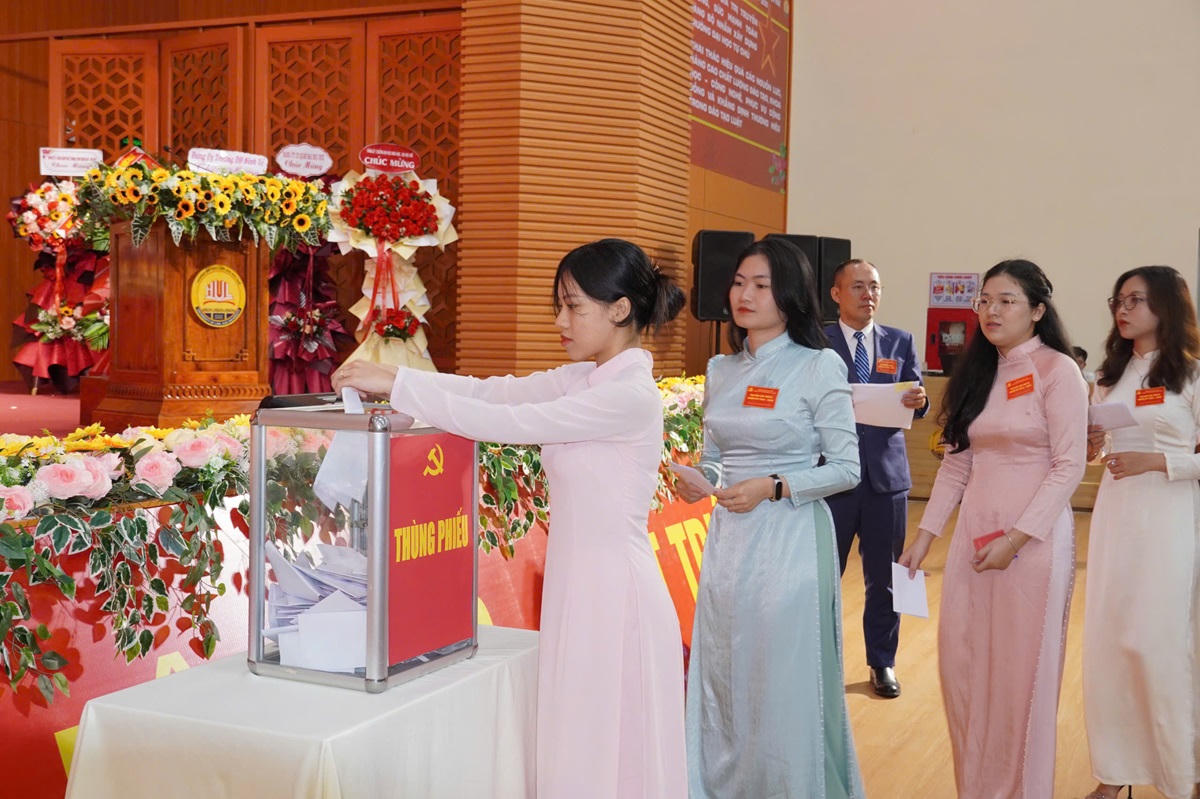 Đổi mới toàn diện, xây dựng Trường Đại học Luật, Đại học Huế tự chủ vững mạnh