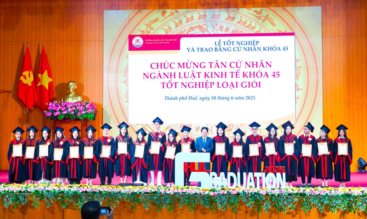 Trường ĐH Luật, ĐH Huế trao bằng cử nhân cho hơn 800 sinh viên