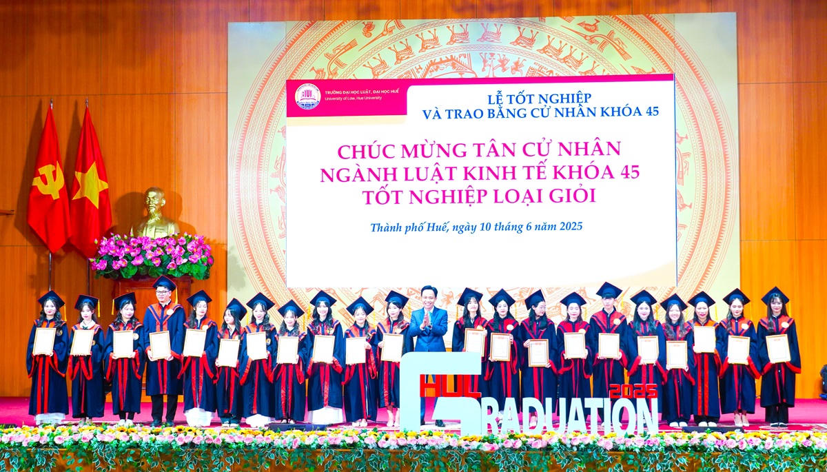 Trường ĐH Luật, ĐH Huế trao bằng cử nhân cho hơn 800 sinh viên