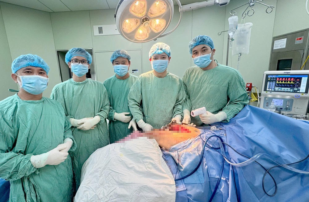 Bệnh viện Trung ương Huế thực hiện thành công phẫu thuật thay khớp háng và xương đùi bằng kỹ thuật chuyên sâu