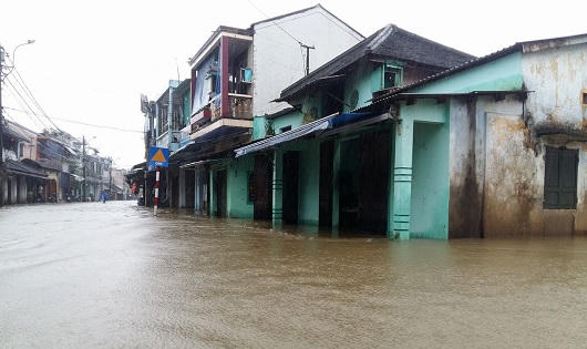 Mưa lớn kéo dài, nhiều nơi ở Thừa Thiên -  Huế bị nước 'bao vây'