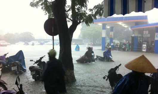 Mưa lớn kéo dài, nhiều nơi ở Thừa Thiên -  Huế bị nước 'bao vây'