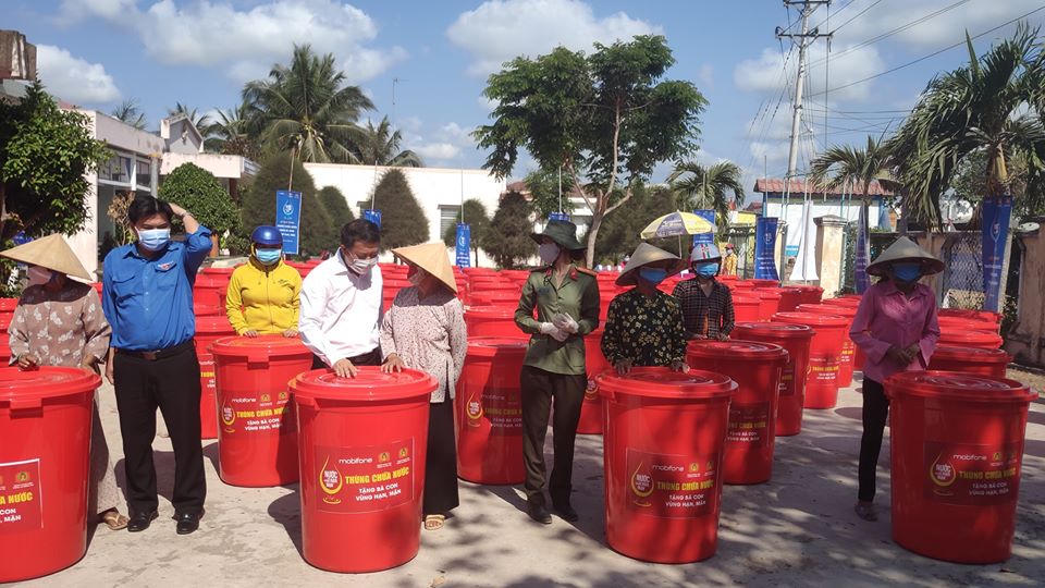 Trao tặng nguồn nước ngọt cho người dân huyện Thạnh Phú giữa kỳ hạn mặn