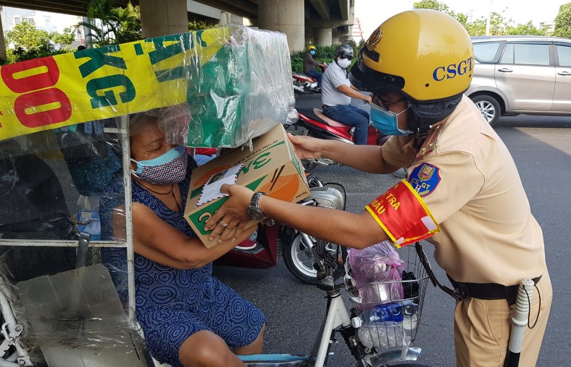 CSGT TP HCM chung tay hỗ trợ người dân bị ảnh hưởng bởi Covid-19