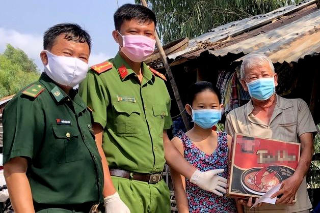 Công an Đồng Tháp trao hàng nghìn phần quà cho người nghèo, người bán vé số