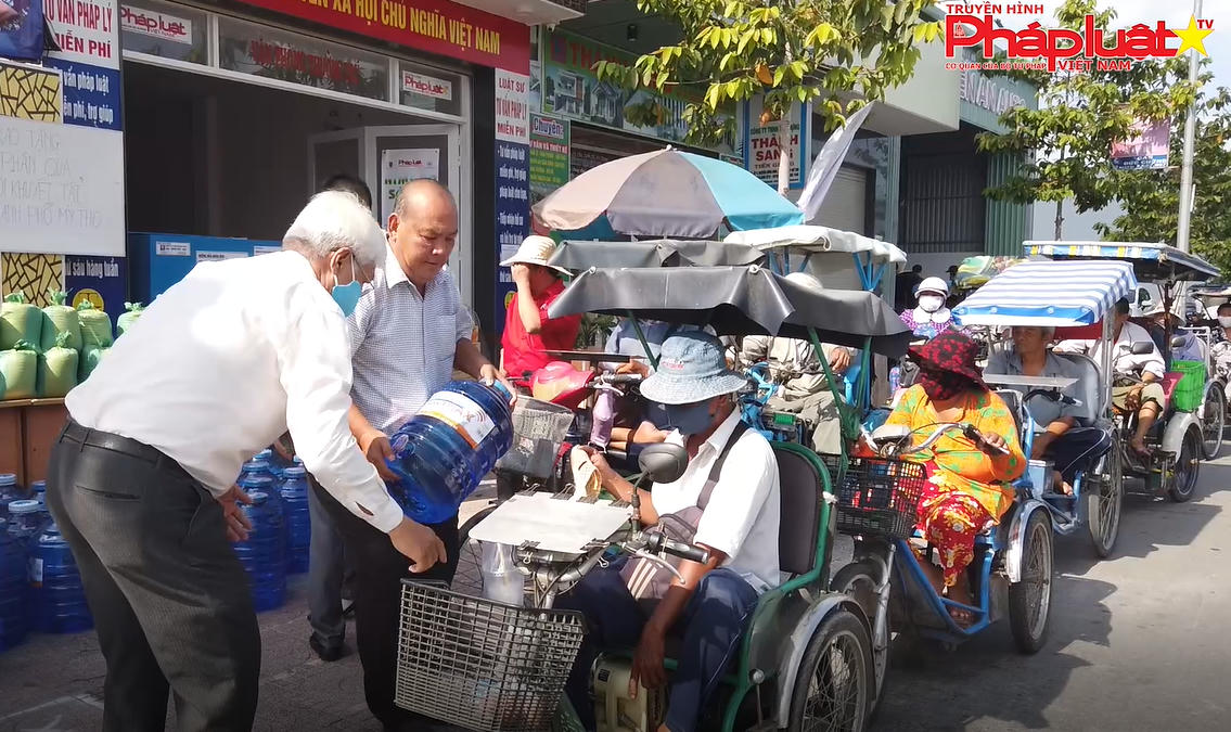 Nặng nghĩa tình hành trình Báo Pháp Luật Việt Nam mang 'ATM gạo' về Tiền Giang