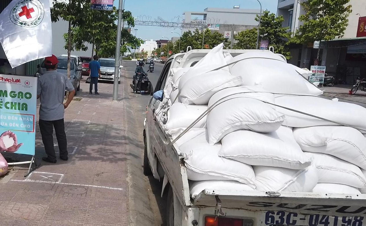 Nặng nghĩa tình hành trình Báo Pháp Luật Việt Nam mang 'ATM gạo' về Tiền Giang