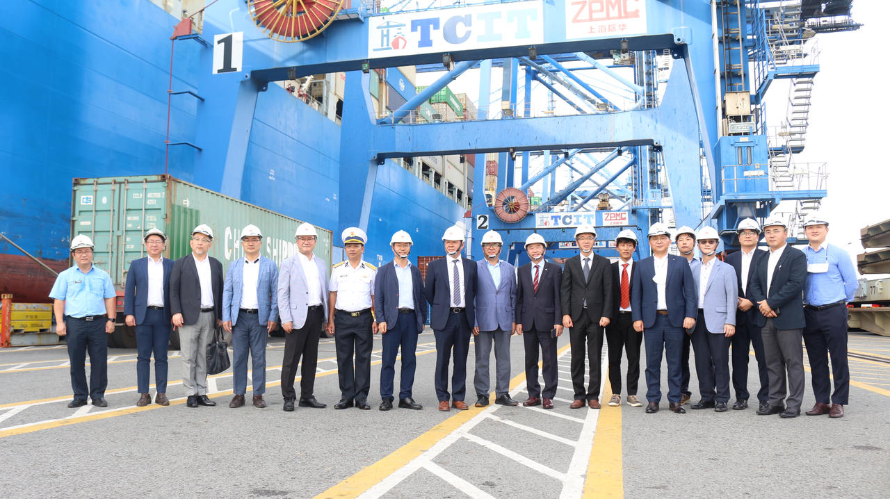 Triển khai tiếp nhận thành công các chuyến tàu lô hàng siêu trường