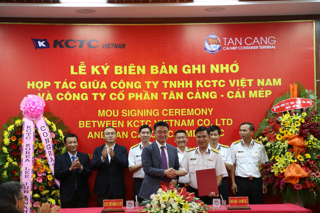 Triển khai tiếp nhận thành công các chuyến tàu lô hàng siêu trường