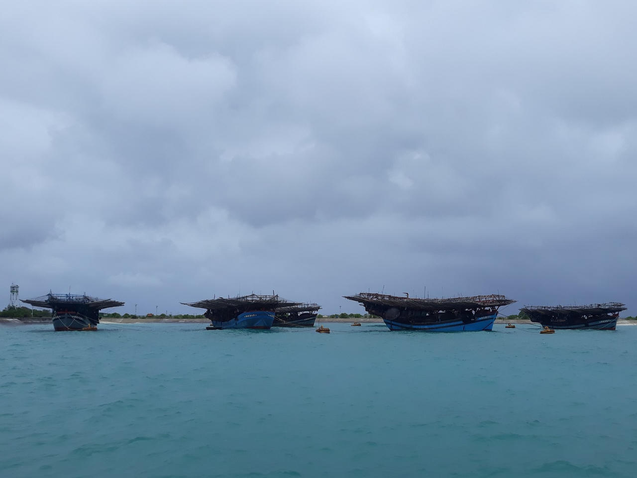 Hỗ trợ 337 ngư dân vào tránh trú áp thấp nhiệt đới trên Biển Đông.