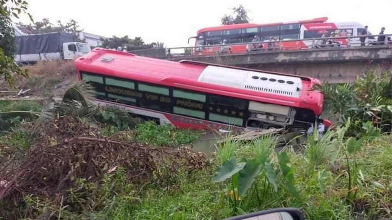Tiền Giang: Xe khách 52 chỗ bất ngờ lao xuống kênh, tất cả hành khách an toàn thoát nạn