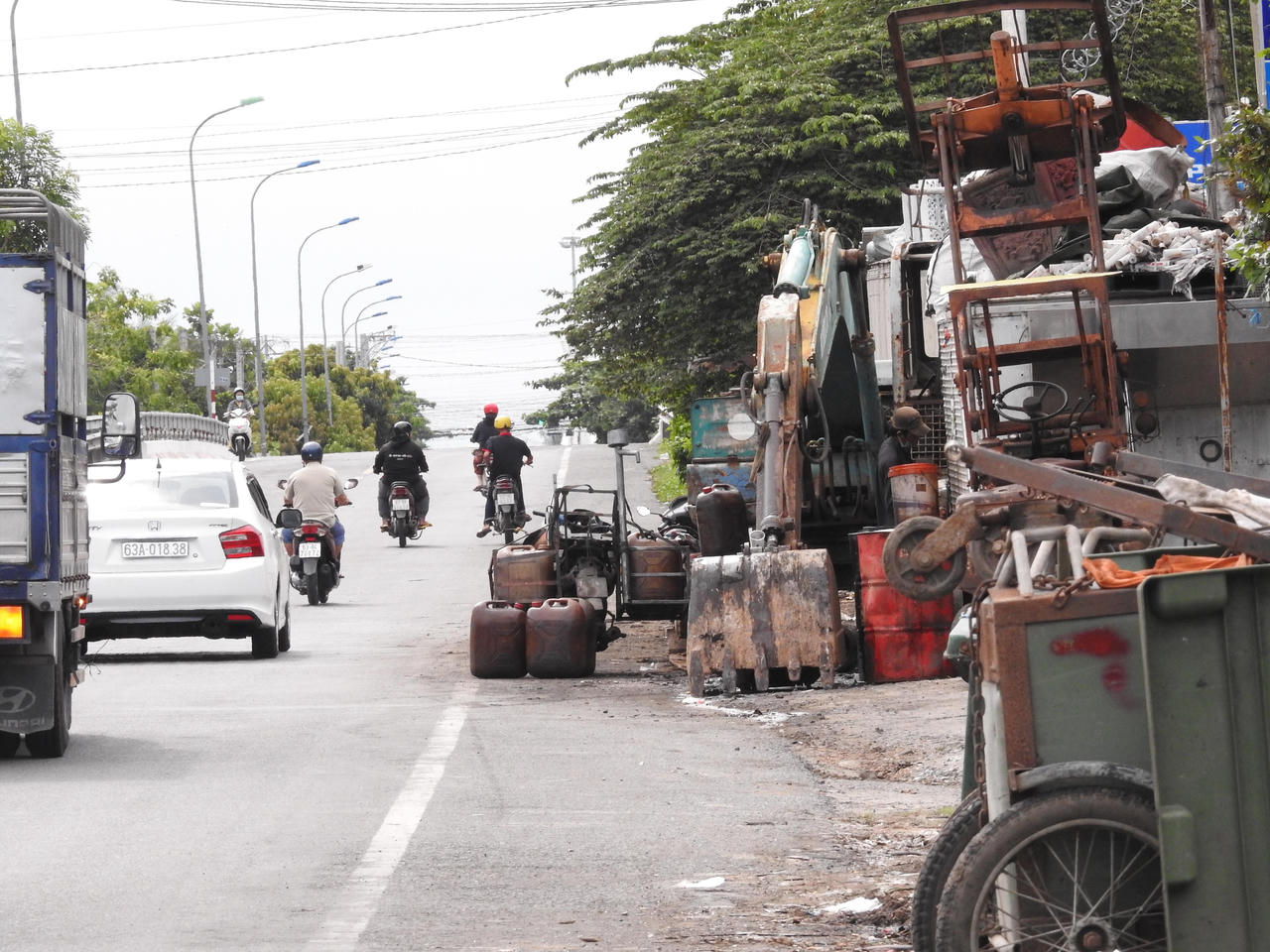 Ngang nhiên lấn chiếm hành lang an toàn giao thông trên Quốc lộ 50