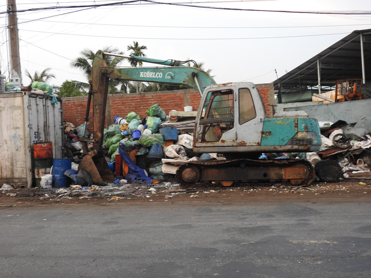 Ngang nhiên lấn chiếm hành lang an toàn giao thông trên Quốc lộ 50