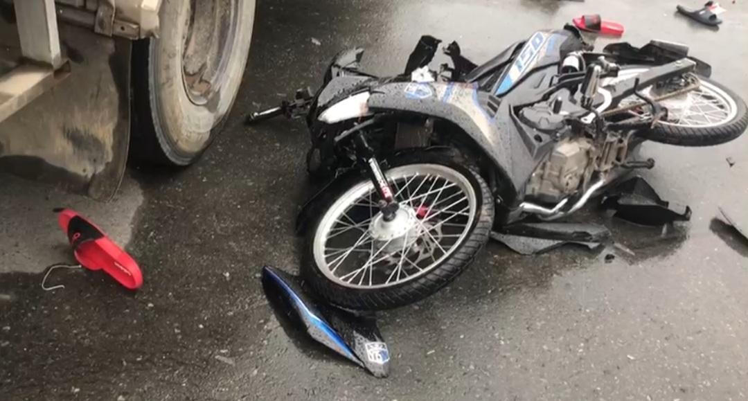 Xe máy tông vào xe cẩu, 2 thanh niên thương vong 