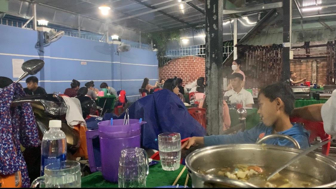 Quán ăn ở Tiền Giang tấp nập khách 'bất chấp' dịch COVID - 19