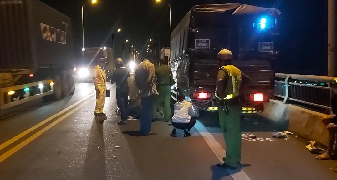 Xe máy tông đuôi xe tải trên cầu Rạch Miễu, một người tử vong