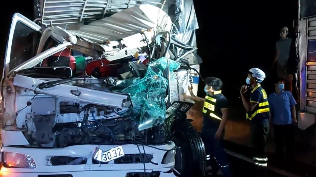 Xe tải tông xe tải trên cao tốc TP HCM - Trung Lương, người tử nạn, người trọng thương