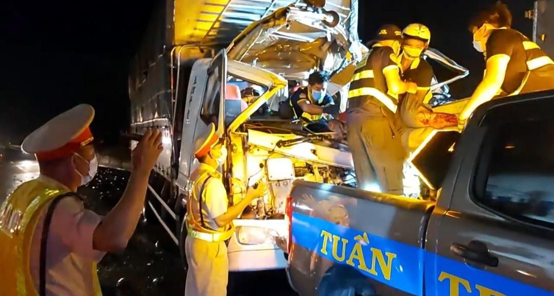 Xe tải tông xe tải trên cao tốc TP HCM - Trung Lương, người tử nạn, người trọng thương