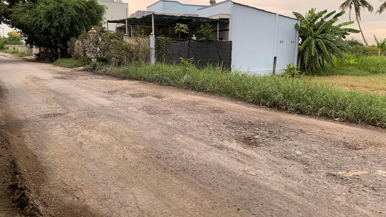 Người dân khổ sở vì xe bồn bê tông phá nát đường dân sinh, gây ô nhiễm môi trường sống