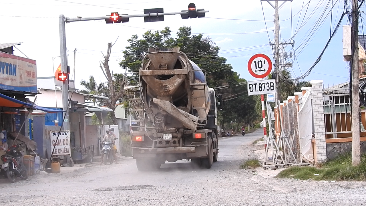 Người dân khổ sở vì xe bồn bê tông phá nát đường dân sinh, gây ô nhiễm môi trường sống