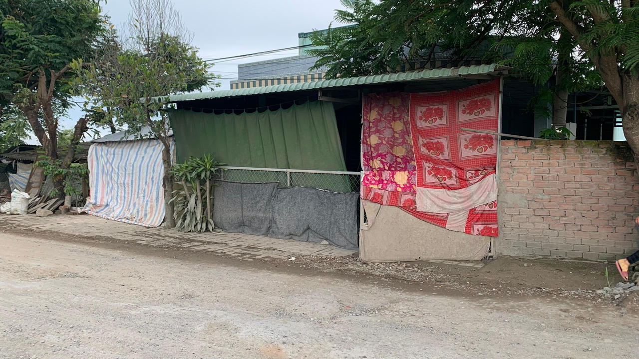 Người dân khổ sở vì xe bồn bê tông phá nát đường dân sinh, gây ô nhiễm môi trường sống